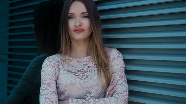 Nespokojení mladá sexy dívka s dlouhými vlasy vypadá vpřed a žebrání — Stock video