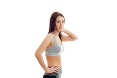 gülümseyen genç esmer atletik üst taraftaki elini tutar ve uzak görünüyor