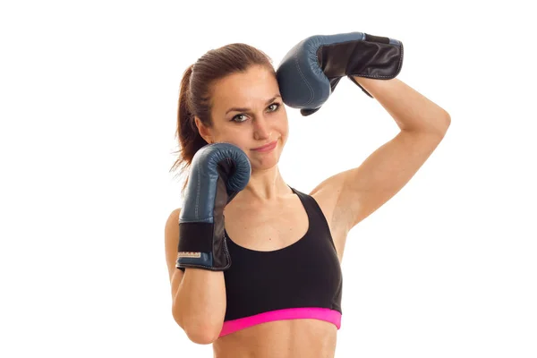 Retrato de una joven con top deportivo y guantes de boxeo — Foto de Stock