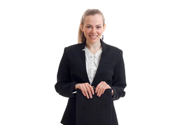 Charmiga kontor blond i svart kostym skrattar och håller tabletten — Stockfoto