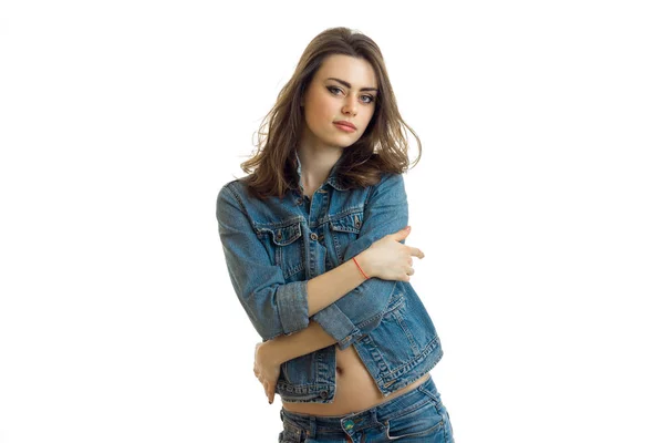 Affascinante giovane ragazza posa in cam in jeans vestire primo piano — Foto Stock