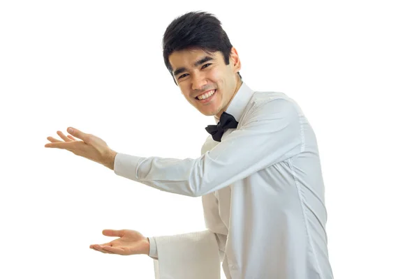 Alegre camarero guapo extiende sus manos hacia adelante e invita a la gente — Foto de Stock