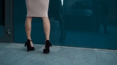 seksi Bayan siyah yüksek topuklar üzerinde yan yana yürüyor