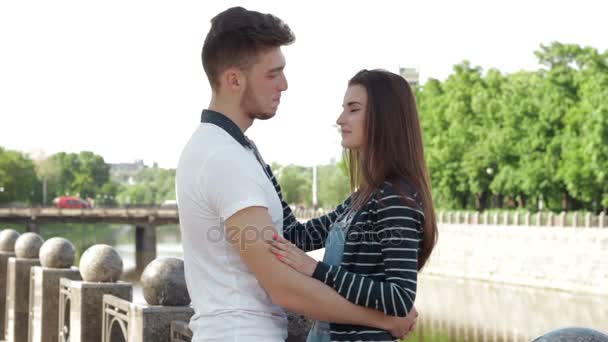 Пара обнимается на набережной — стоковое видео