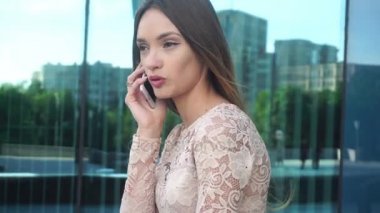 Güzellik iş kadını sokakta ve telefonla konuşmak oturur