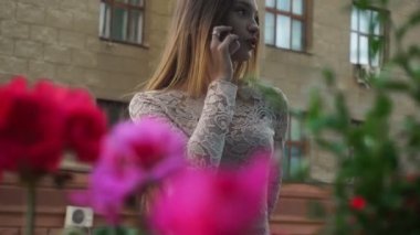 Genç ve güzel sarışın kadın cep telefonunda söz