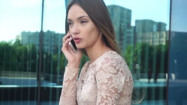 Güzellik iş kadını sokakta ve telefonla konuşmak oturur — Stok video
