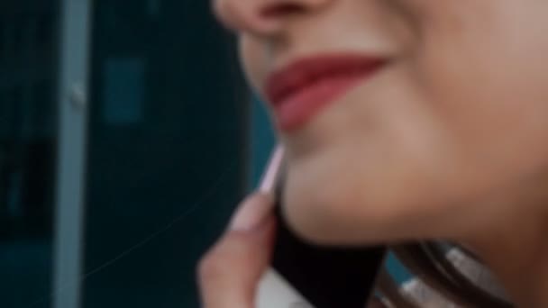 Крупним планом жіночі червоні губи розмовляють мобільним телефоном — стокове відео