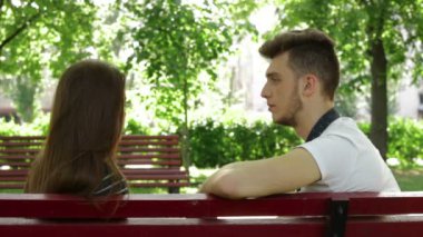 Adamın güzel bir genç kız parkta bir bankta konuşuyor