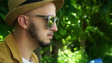 Glamour ayna güneş gözlüğü içecekler kahve parkta genç adam