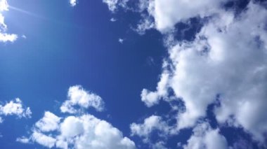 Mavi gökyüzü parlak bulutlar ile