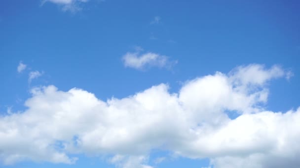 Όμορφα λευκά σύννεφα επιπλεόντων σωμάτων από το γαλάζιο του ουρανού — Αρχείο Βίντεο