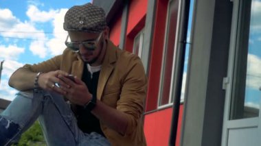 şık adam cep telefonu ile sokakta çalışıyor.