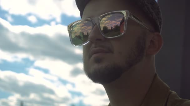 Jovem homem bonito com barba em óculos de sol espelho — Vídeo de Stock