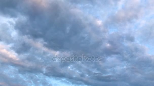 Cielo azul romántico con nubes — Vídeos de Stock