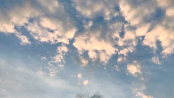 Hermoso cielo azul y nubes cálidas — Vídeo de stock
