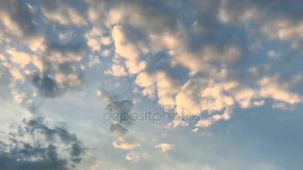 Όμορφο μπλε ουρανό και θερμά σύννεφα — Αρχείο Βίντεο
