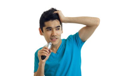 Sakalını tıraş genç adam siyah saçlı sevimli ve gülümseyen portre