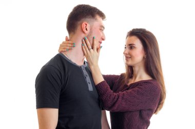 Sevimli kız onu adamın yüzünü dokunaklı