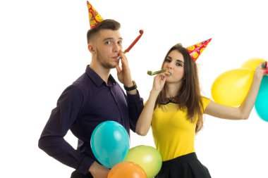 Genç çift içinde boynuz üfleme portresi