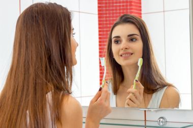 sevimli genç kadın yatmadan önce diş fırçalama