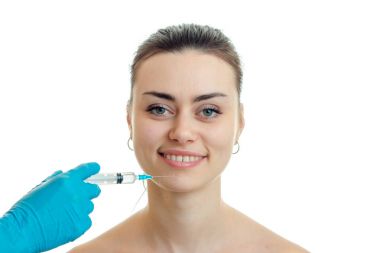 Bir doktor-yüzünde onun aşı giren güzellik uzmanı ile yakın çekim gülümseyen genç kız portresi