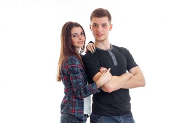 sevimli genç çift aşık hugs ve kamera üzerinde gülümsüyor