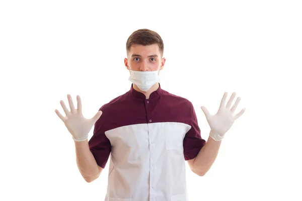 Neşeli genç doktor lastik eldiven ve maske — Stok fotoğraf
