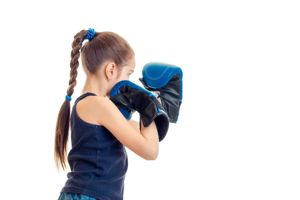 Μικρό κορίτσι σε μπλε σπορ εξάσκηση εγκιβωτίζοντας γάντια — Φωτογραφία Αρχείου