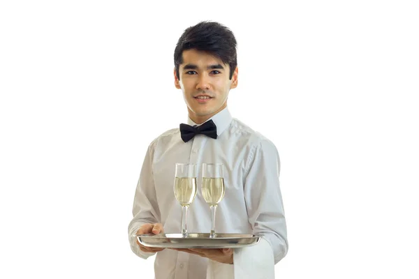 Uroczy kelner w białej koszuli, taca z kieliszków alkoholu — Zdjęcie stockowe