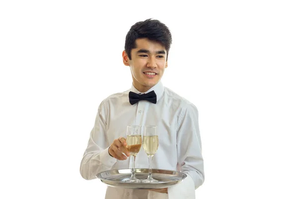 Портрет веселого официанта в белой рубашке с бокалом вина на подносе, который — стоковое фото