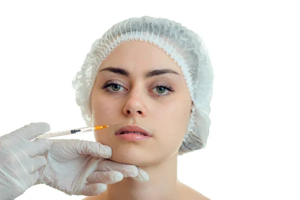 Porträtt av en vacker tjej utan smink som kosmetolog som gör ansiktet injektioner — Stockfoto