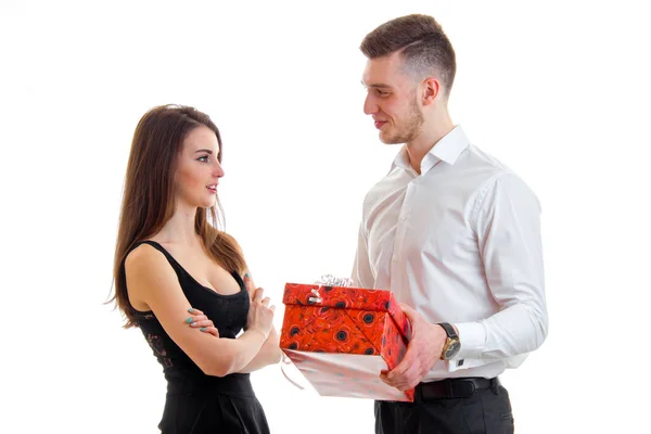 Cara dá presente em caixa vermelha sua namorada — Fotografia de Stock