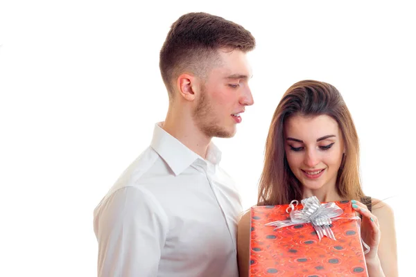 Flickan öppnar en gåva från sin pojkvän — Stockfoto