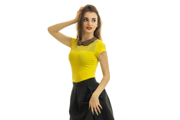 Elegante joven morena con labios rojos en amarillo con traje negro —  Fotos de Stock