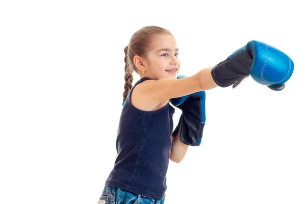 Kleines Mädchen in Boxhandschuhen übt — Stockfoto