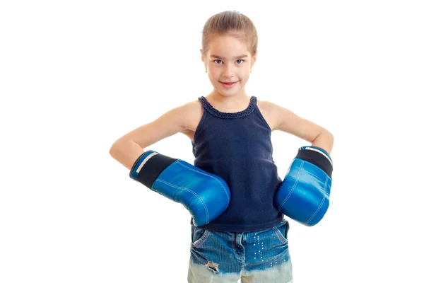 小女孩在蓝色的拳击手套的肖像 — 图库照片
