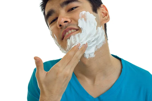 Un retrato de cerca del hermoso chico sonriente con espuma en la cara —  Fotos de Stock