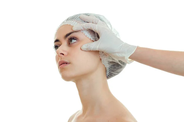 Портрет молодой девушки в специальной медицинской шляпе из волос доктора Кабинет — стоковое фото