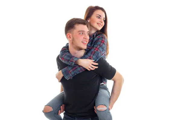 Man är klädd i händerna på sin kvinna och ler — Stockfoto