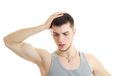 Genç sportif bir adam bakıp bir kafa topu tuttu