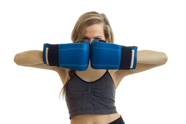 Un retrato de cerca de las rubias jóvenes que los guantes de boxeo que cubren su cara —  Fotos de Stock