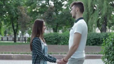 seven genç çift Park ve konuşma elinde tutan