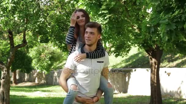 Liebende süße junge Paare, die Spaß im Park haben — Stockvideo