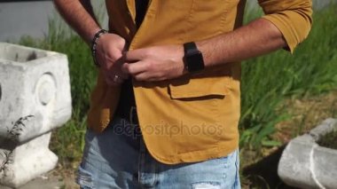 şık genç adam düğmesini kırmızı ceket