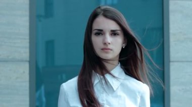ciddi bir genç kadın hiçbir hareketi gösterir