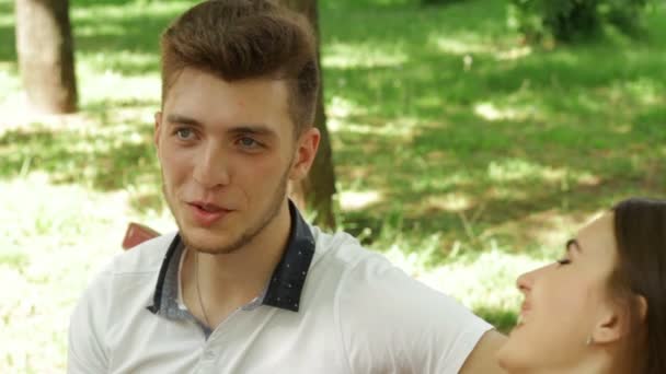 Sevimli genç adam parkta bir kadınla flört ediyor — Stok video