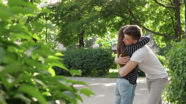 Pareja en el parque tomados de la mano y lindo hablar — Vídeos de Stock