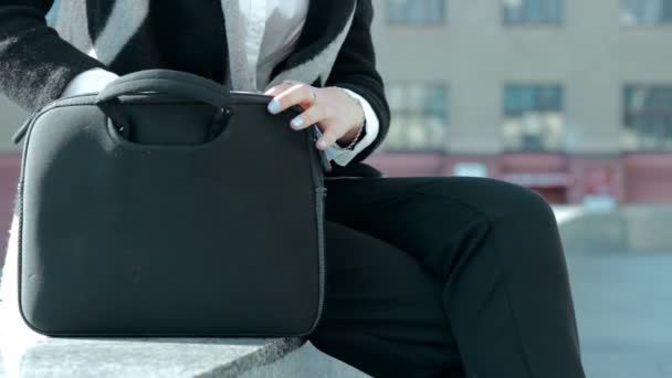 Mulher de negócios puxa fora de sacos tablet na rua — Vídeo de Stock