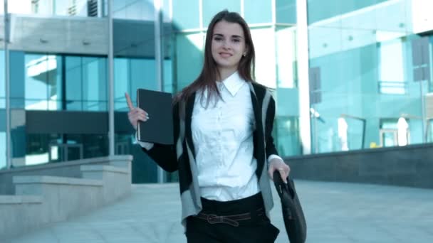 Beautiful business woman dancing in the street and smiling — Stock Video